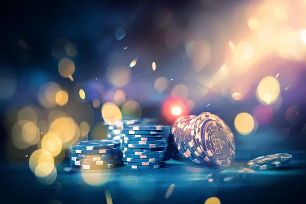 Một người phụ nữ quyến rũ cầm chip casino trong không gian ánh đèn rực rỡ, đại diện cho bầu không khí casino trực tuyến của QWE123.