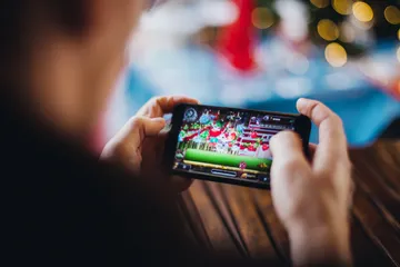 Một dealer chuyên nghiệp chào đón người chơi tại bàn roulette, gợi lên cảm giác casino trực tiếp chân thực trên QWE123.