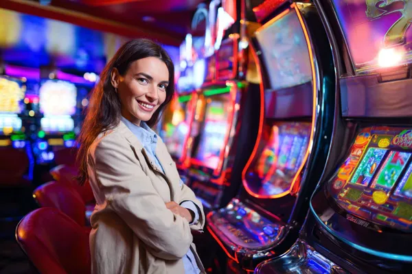 Cận cảnh vòng roulette cùng những đồng xu vàng, thể hiện nhịp chơi sống động trong khu vực casino của QWE123.