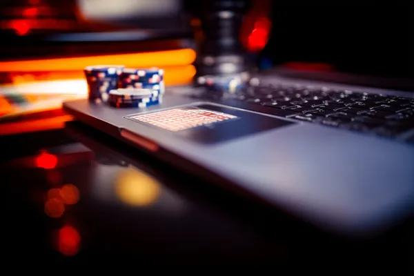 QWE123 Games - Khám phá thư viện trò chơi phong phú Một cô gái mỉm cười khi chơi game trên laptop với các biểu tượng casino xung quanh, thể hiện bộ sưu tập trò chơi đa dạng của QWE123.