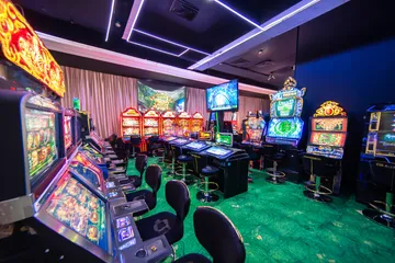 QWE123 Games - Khám phá slot hiện đại và game bàn hấp dẫn Một người đàn ông ăn mừng trước laptop khi xuất hiện các biểu tượng chiến thắng, ghi lại sự phấn khích của trò chơi trên QWE123.