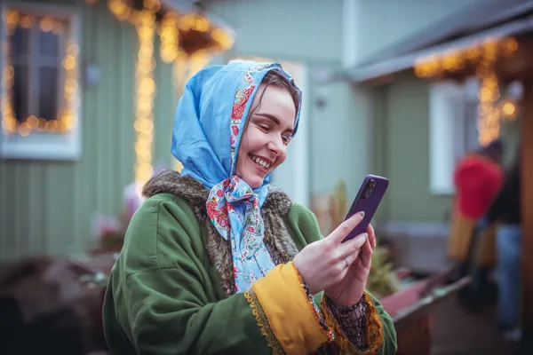 QWE123 Live Games - Hòa mình vào nhịp chơi casino sôi động Vòng roulette phát sáng với chip đổ xuống, tượng trưng cho các trò chơi live và instant win trên QWE123.