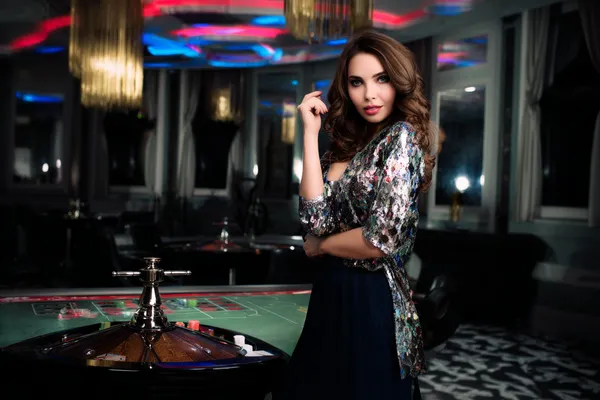 Khoảnh khắc ba số bảy xuất hiện trên cuộn slot cùng các đồng xu vàng, tượng trưng cho những chiến thắng lớn.